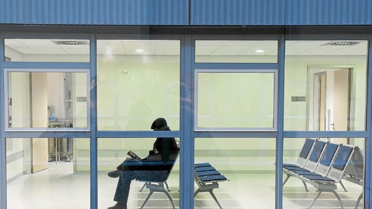 Una persona permanece en la sala de espera del Hospital Universitario de Burgos.- E.M.