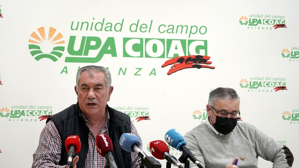 El coordinador autonómico de COAG, Lorenzo Rivera, y el secretario general de UPA Castilla y León, Aurelio Aurelio González (I).- ICAL