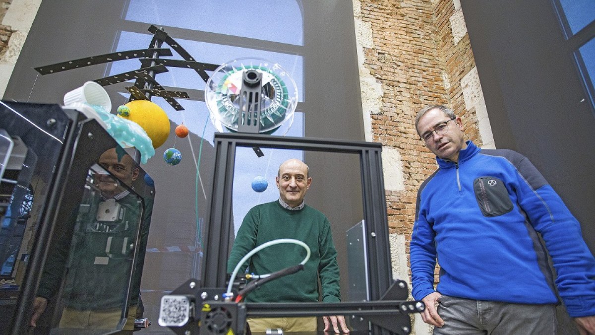 Jordi Rovira y Cipriano Santidrián en la antigua estación de Burgos con un sistema de impresión 3D. TOMÁS ALONSO