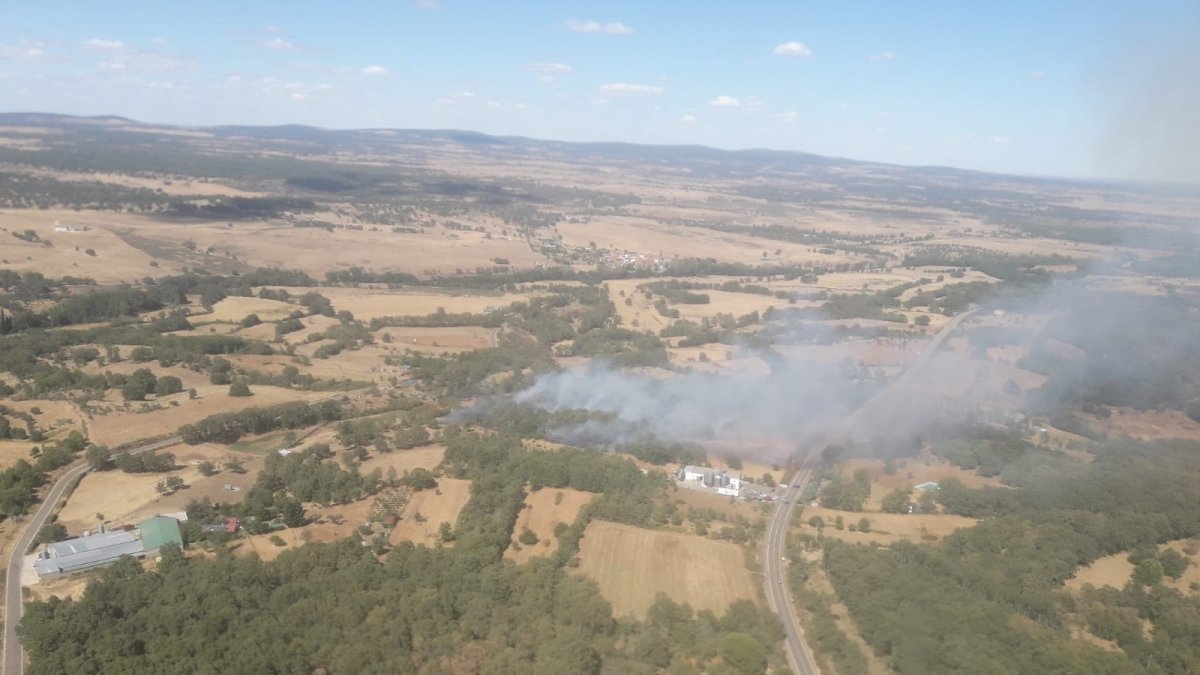 Incendio forestal en Linares de Riofrío, Salamanca. Twitter: @naturalezacy