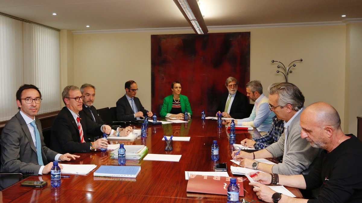 Reunión entre Veganzones y los representantes de UGT, CCOO y CEOE; en una imagen de archivo.- ICAL