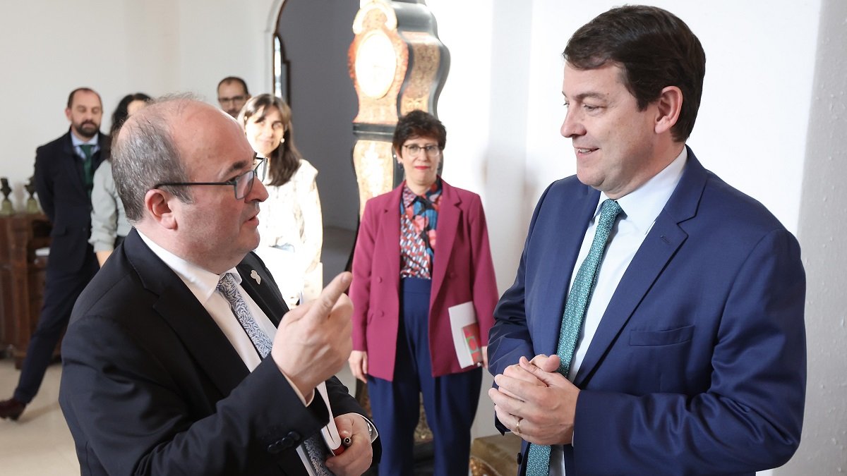 El presidente de la Junta de Castilla y León, Alfonso Fernández Mañueco, mantiene un encuentro con el ministro de Cultura y Deporte, Miquel Iceta.- ICAL