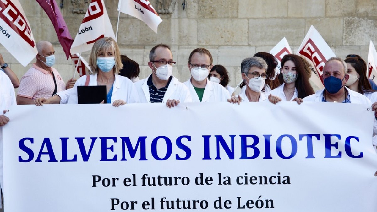 Los trabajadores de Inbiotec se concentran en defensa de la supervivencia del Instituto de Biotecnología de León y por el mantenimiento de los puestos de trabajo del personal del centro.  ICAL