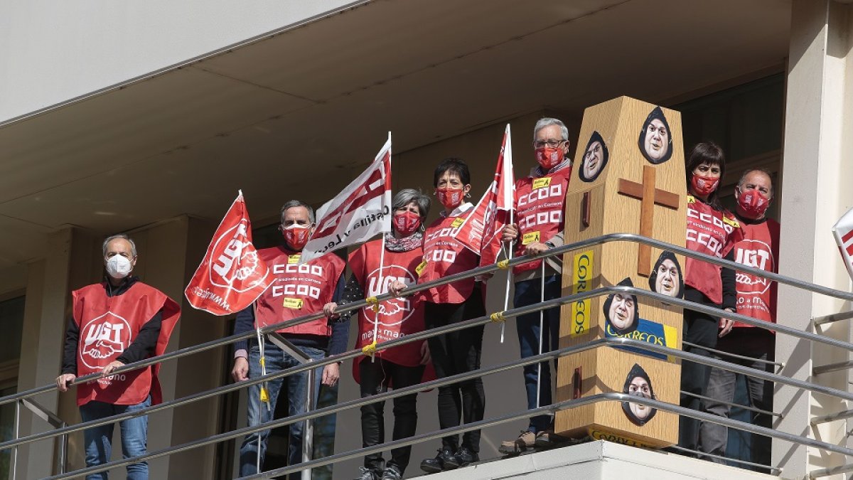Delegados de CCOO y UGT se encierran en el edificio de Correos de León bajo el lema ‘Salvemos Correos’.- ICAL