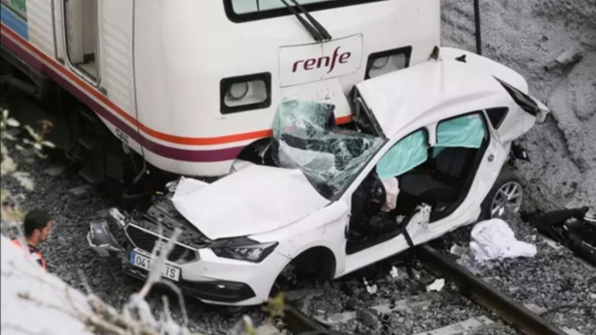 Estado en el que quedó el vehículo de los tres jóvenes de León tras chocar con el tren en Lugo.-E. PRESS