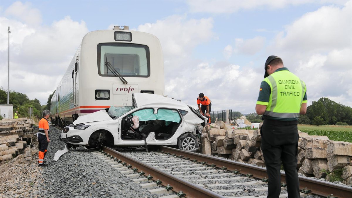 Un guardia civil de tráfico frente al choque del tren a un coche en un paso a nivel en Lugo.- EUROPA PRESS
