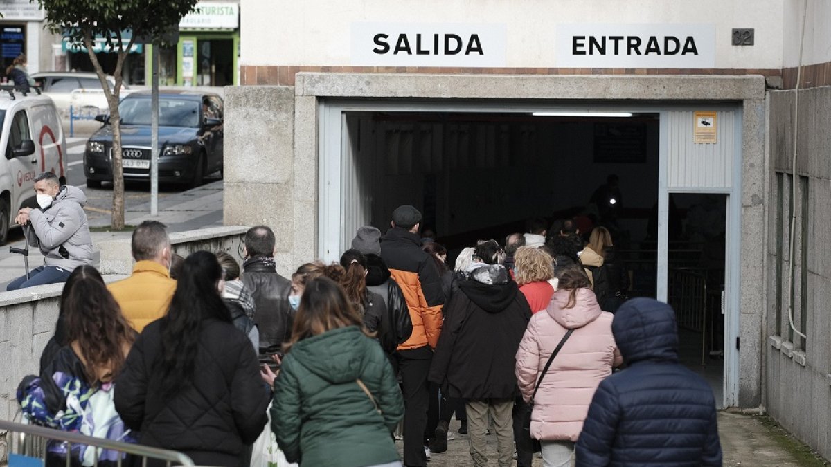 Largas colas en el punto de detección Covid-19 de Salamanca, ubicado en el centro de salud de San Juan.- ICAL