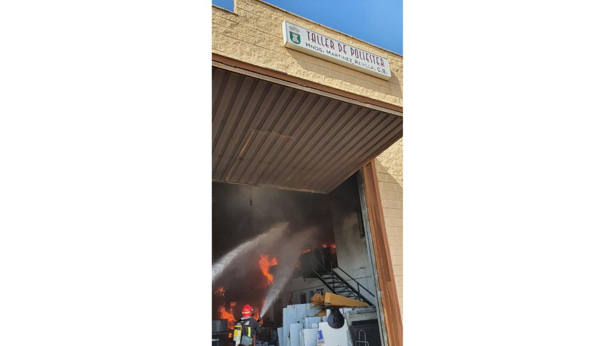 Los bomberos de la Diputación de Soria intervienen en la extinción de un incendio en un taller de poliéster - ICAL