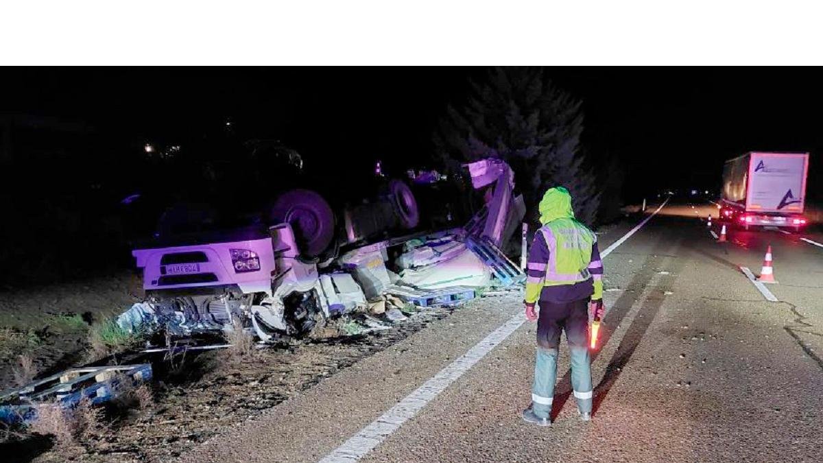 Camión volcado en un accidente con un autobús en la A6 en Zamora. - ICAL