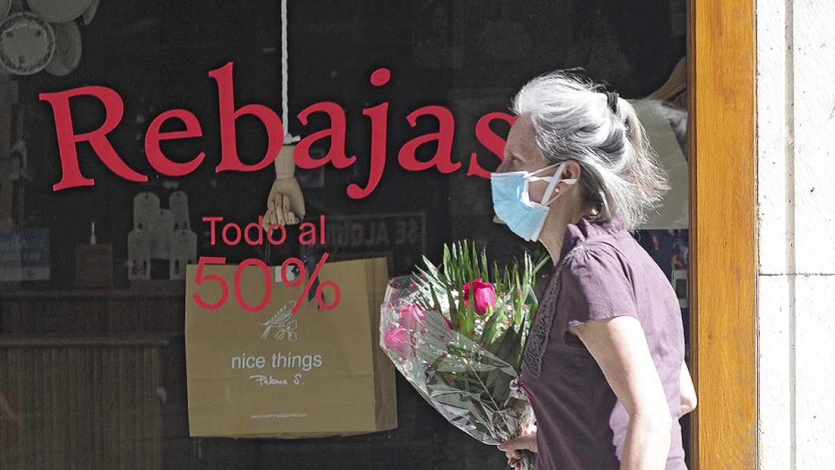 Un escaparate de un pequeño comercio de Valladolid muestra el cartel de rebajas. PABLO REQUEJO / PHOTOGENIC