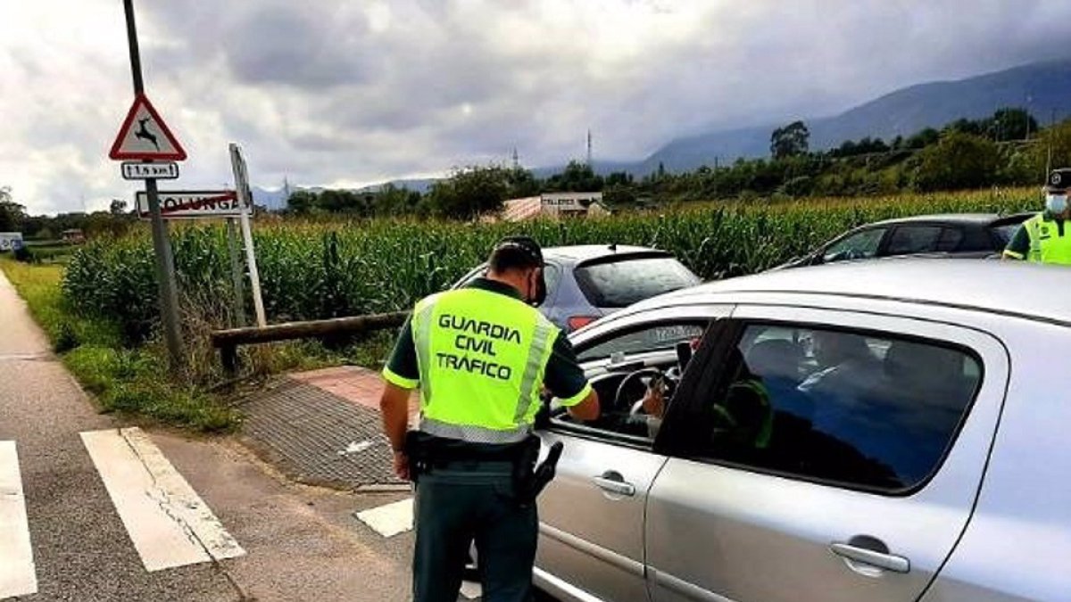 Control de la Guardia Civil de Tráfico en Asturias. - EP