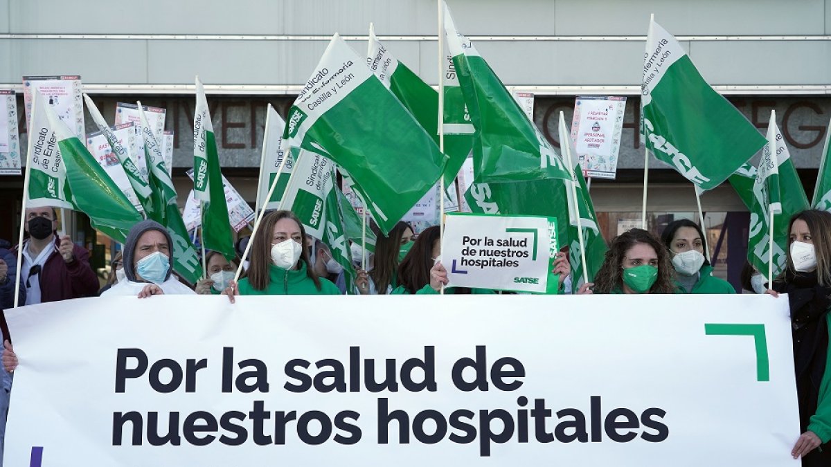 Profesionales de la salud de Castilla y León se concentran para denunciar los escasos medios en la Atención Especializada.- ICAL