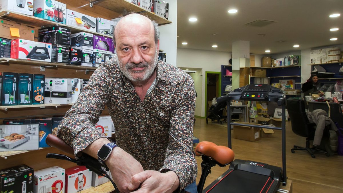 Javier Hernando en la tienda física donde se pueden adquirir productos nuevos y seminuevos generados por devoluciones de compra on line.- TOMÁS ALONSO