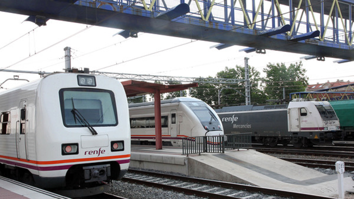 Trenes estacionados y pasajeros en la estación de Venta de Baños (Palencia), en una imagen de archivo- Brágimo/ICAL