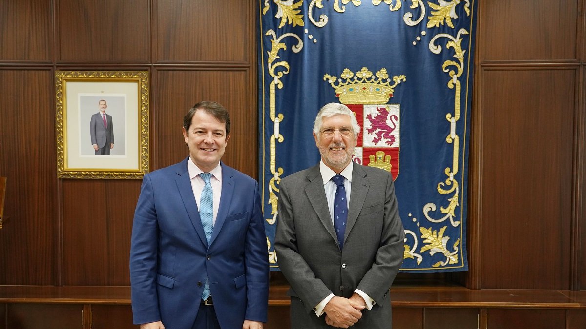 El presidente de la Junta de Castilla y León, Alfonso Fernández Mañueco, mantiene un encuentro con el embajador de Portugal, Joâo Mira Gomes. -ICAL
