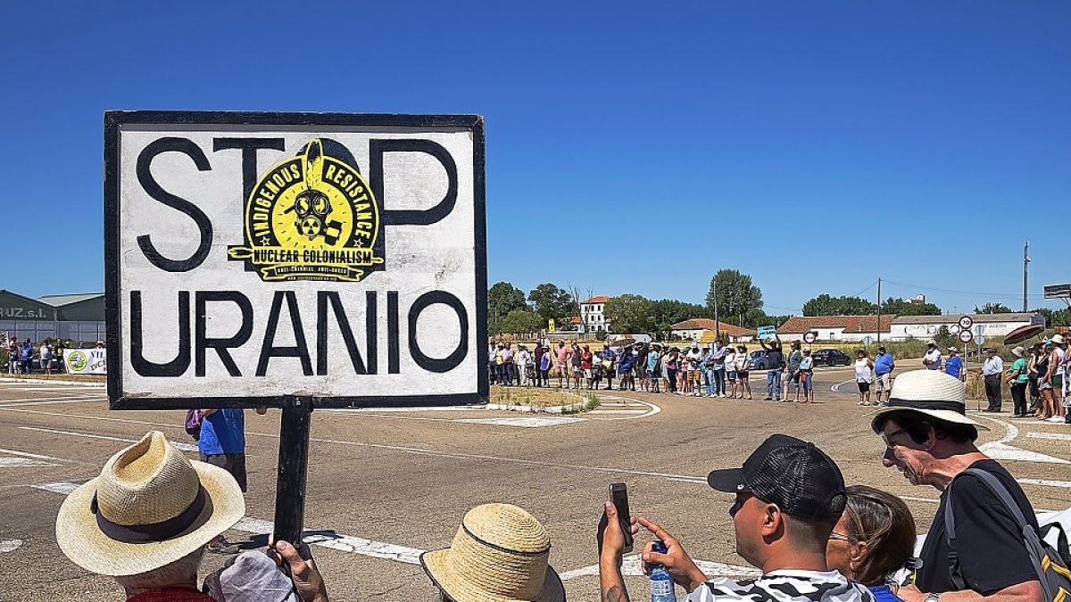 Concentración de Stop Uranio contra la cración de la mina en Retornillo el año pasado. JESÚS FORMIGO/ICAL