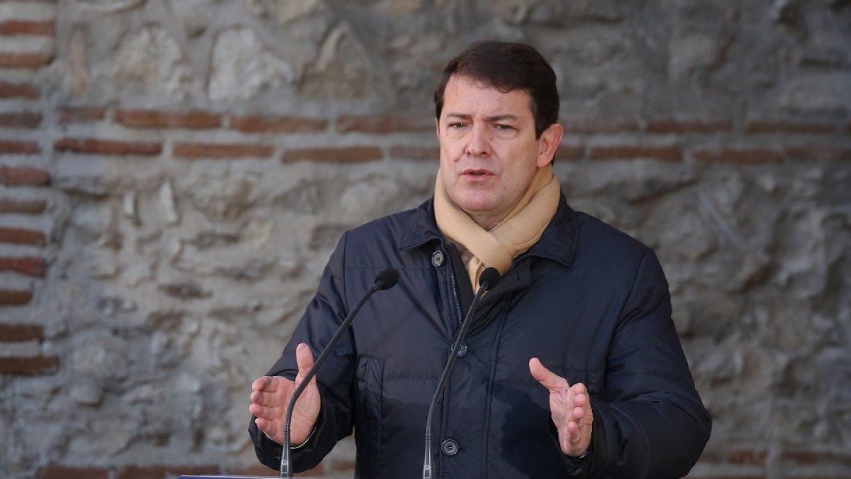 El candidato a la presidencia de la Junta, Alfonso Fernández Mañueco, en Árevalo.- ICAL