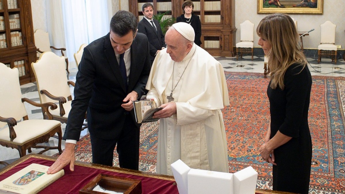 Pedro Sánchez obsequia al papa Francisco con un facsímil de la editorial burgalesa Siloé.- @MONCLOA