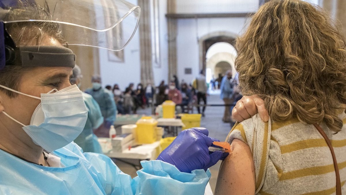 Vacunación de trabajadores de centros educativos en Salamanca, el pasado mes de marzo. / ICAL