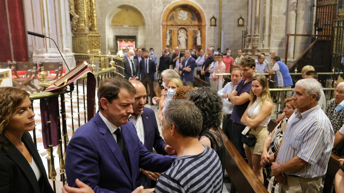 El presidente de la Junta Alfonso Fernández Mañueco asiste a la Eucaristía por las víctimas del incendio forestal originado en Losacio de Alba. - ICAL