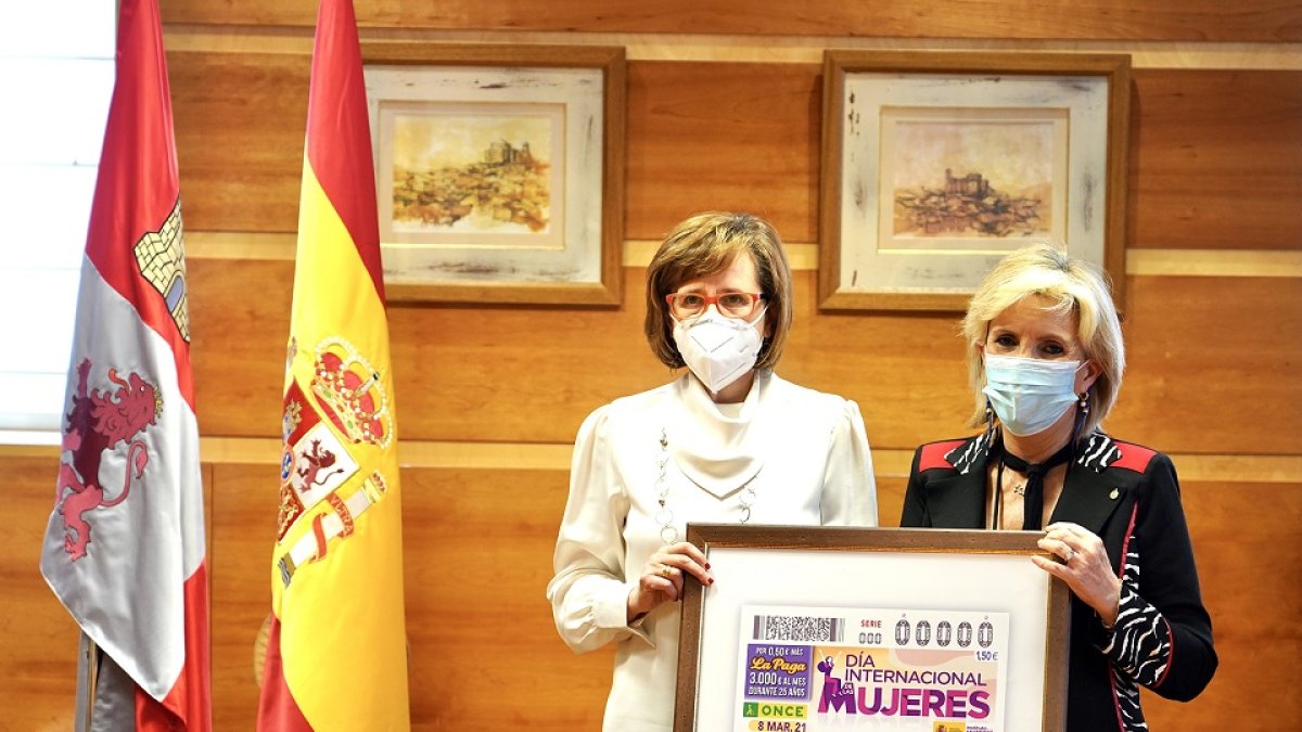 La consejera Verónica Casado recibió en su despacho un cupón conmemorativo de la ONCE con moitvo del Día de la Mujer de manos de la presidenta regional, Rosa María Rubio. | ICAL