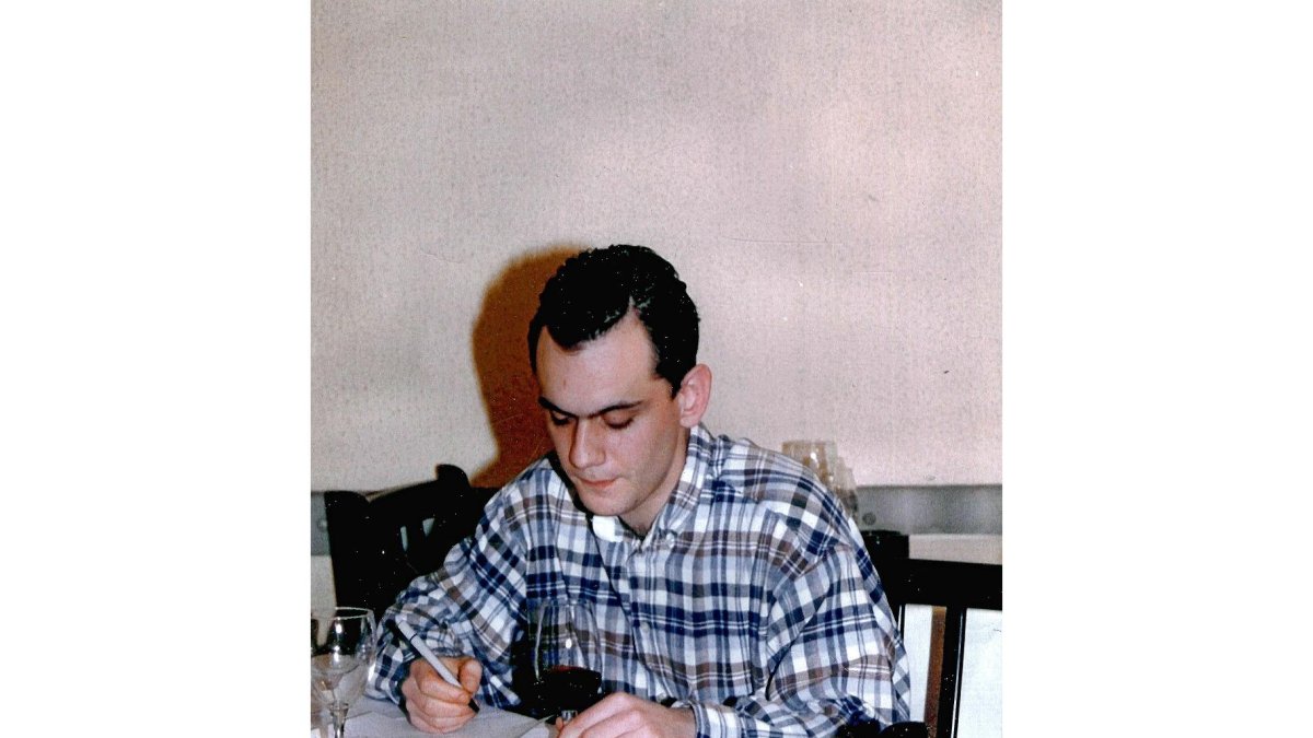 David Robledo en la bodega del restaurante de Pago de Carraovejas. - PHOTOGENIC / JOSÉ C. CASTILLO