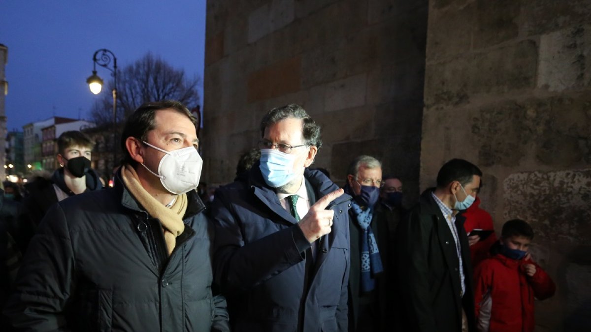 El candidato del PP, Alfonso Fernández Mañueco, participa en un acto público en León junto a Mariano Rajoy. -ICAL
