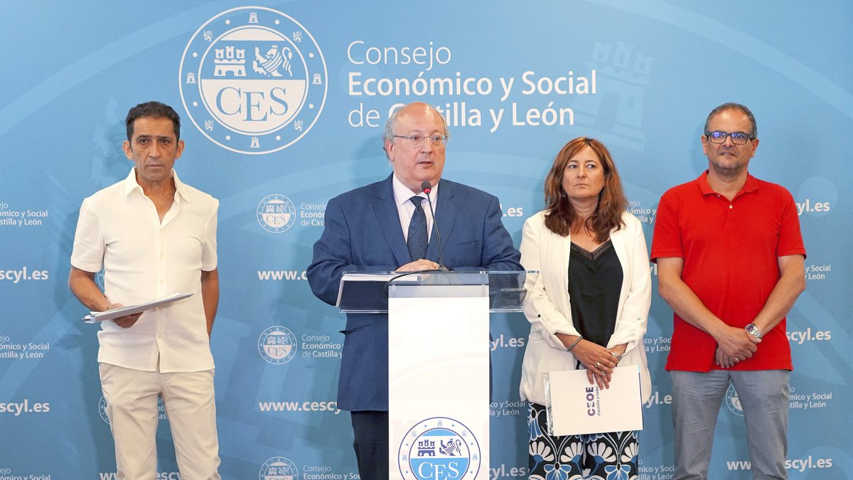Vicente Andrés (CCOO), Enrique Cabero (presidente del CES), Teresa Cetulio (CEOE) y Fernando López (UGT).ICAL