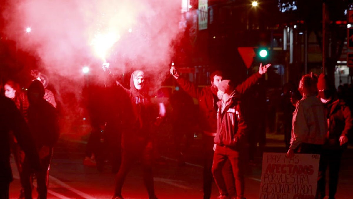 Manifestantes con una bengala,  en Gamonal. FOTOS: TOMAS ALONSO/ICAL
