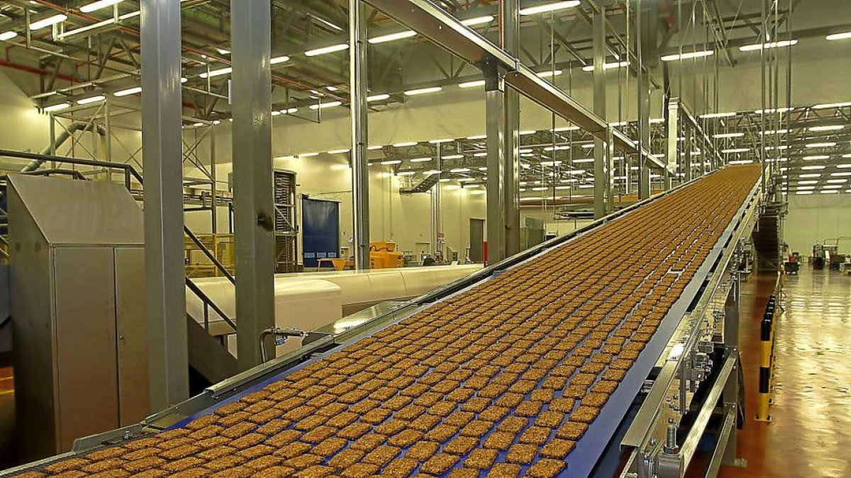 Una de las líneas de fabricación de la planta de Gullón en Aguilar de Campoo (Palencia).-BRÁGIMO