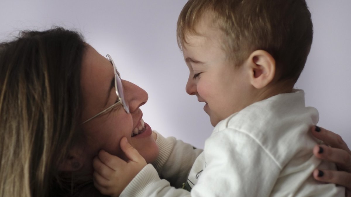 La salmantina Vanesa con su hijo Hugo, de poco más de dos años, que  tiene la enfermedad Osteogénesis imperfecta. | E.M.