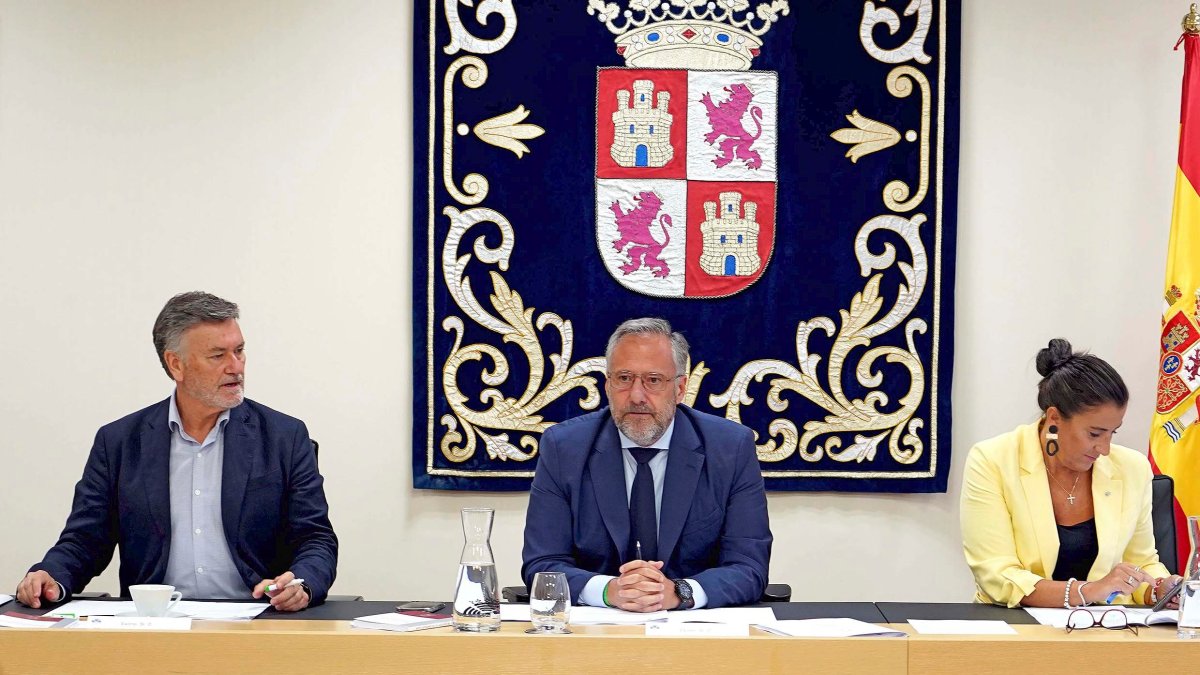 Francisco Vázquez, Carlos Pollán y Ana Sánchez durante un Mesa de las Cortes en una imagen de archivo.-ICAL