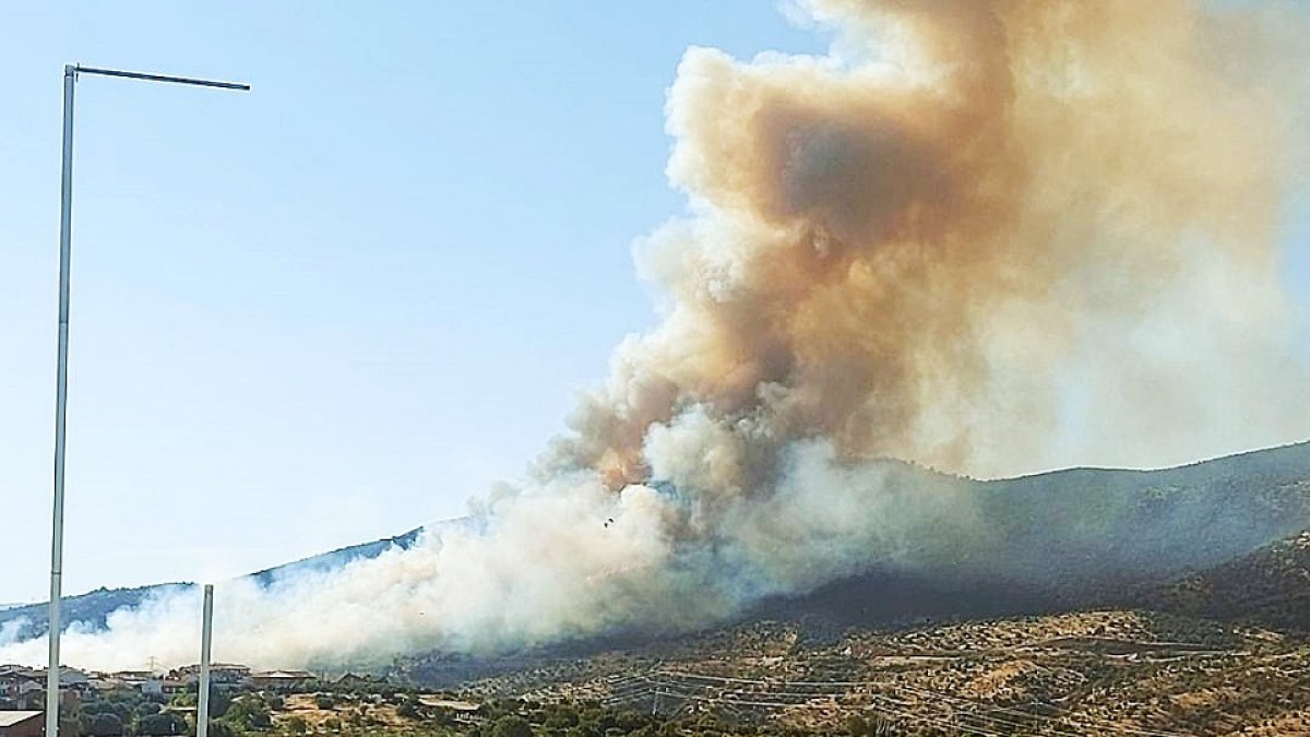Incendio forestal en El Tiemblo (Ávila).- ICAL
