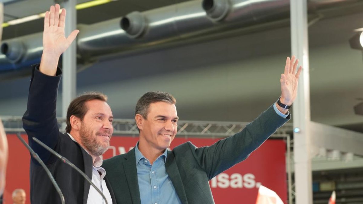 Óscar Puente y Pedro Sánchez durante un acto de campaña electoral para las municipales.- J. M. LOSTAU