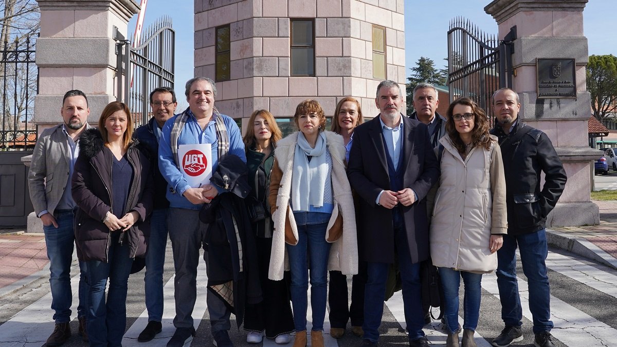 Representantes de CCOO, UGT y Csif ante la sede de la Junta de Castilla y León.- ICAL