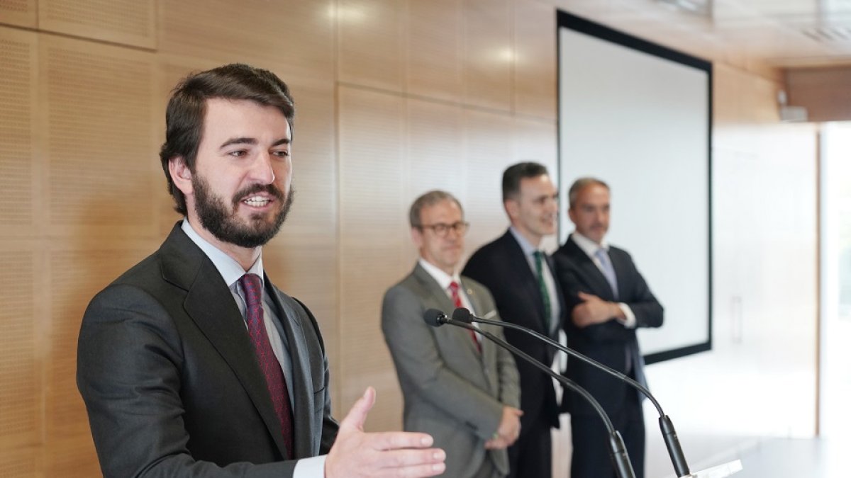 El vicepresidente de la Junta de Castilla y León, Juan García-Gallardo, reconoce la dificultad del acuerdo con Siro para evitar el cierre de la planta palentina. -ICAL