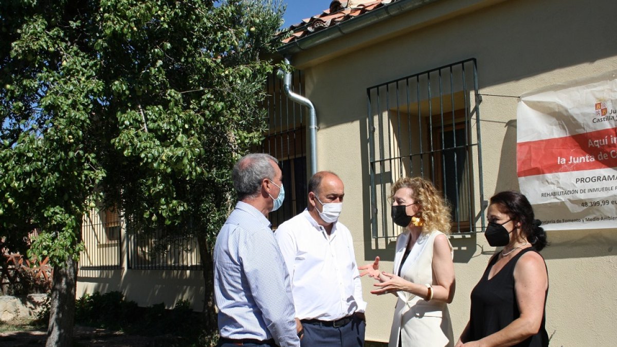 La directora general de Vivienda visita una vivienda del plan Rehabitare 2020 en Brieva. - ICAL