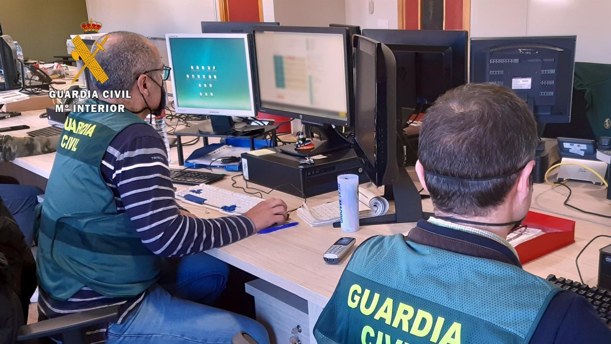 Agentes de la Guardia Civil especialistas en ciberdelincuencia. EUROPA PRESS