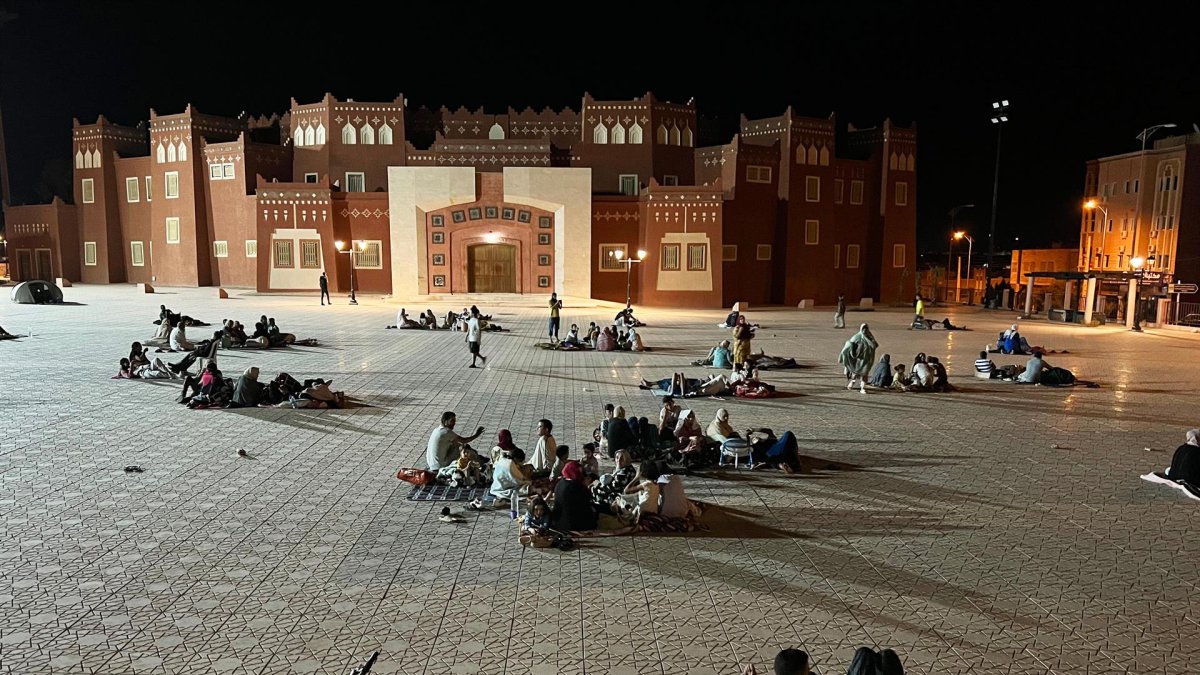Personas evacuadas por el terremoto en la provincia marroquí de Uarzazate.- E. PRESS