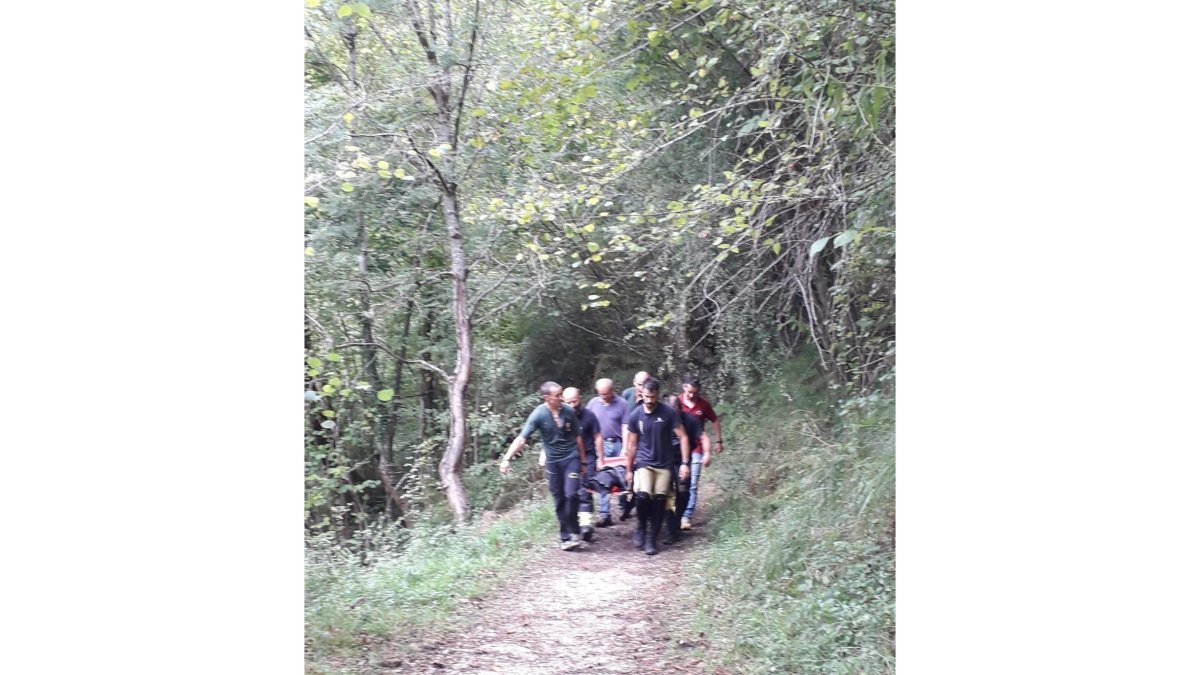 Momento del rescate de uno de los cadáveres del hombre y la mujer de Burgos muertos en Asturias cuando hacían barranquismo.-SEPA