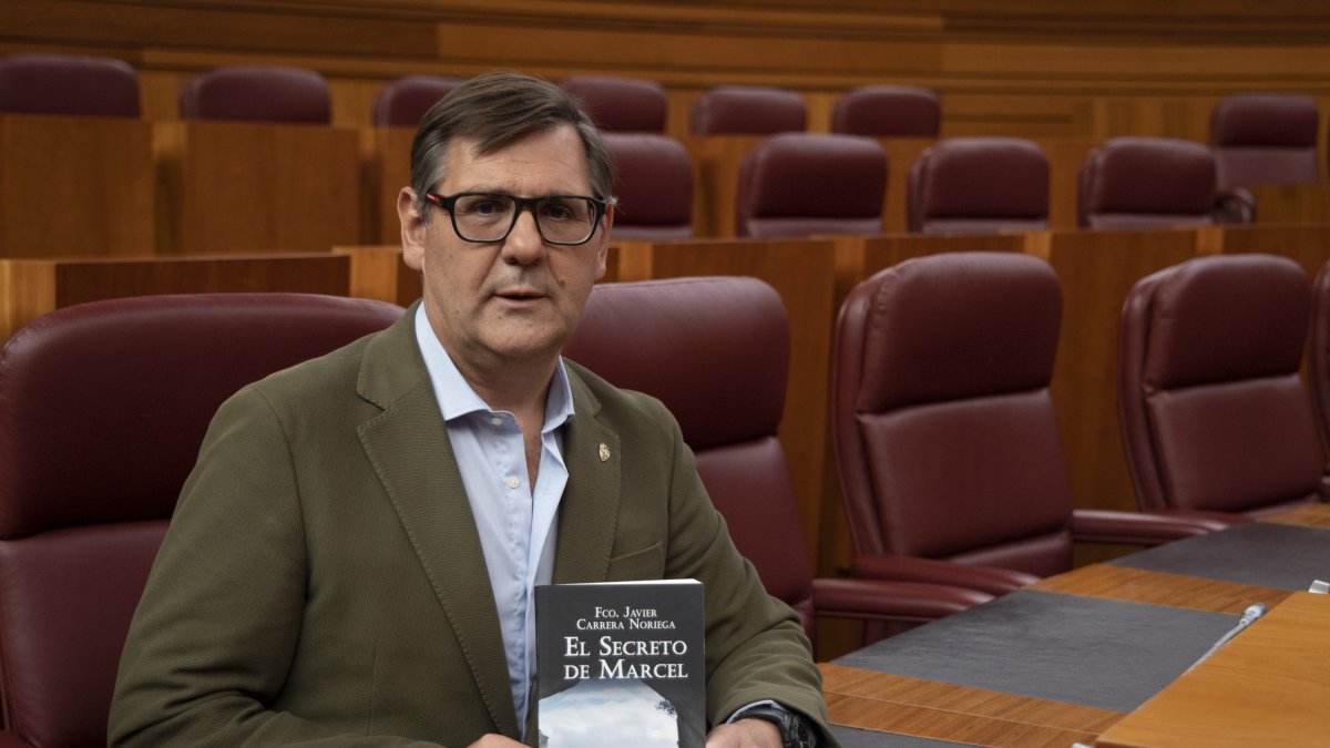 Javier Carrera, procurador de Vox en las Cortes, con su nuevo libro. Photogenic