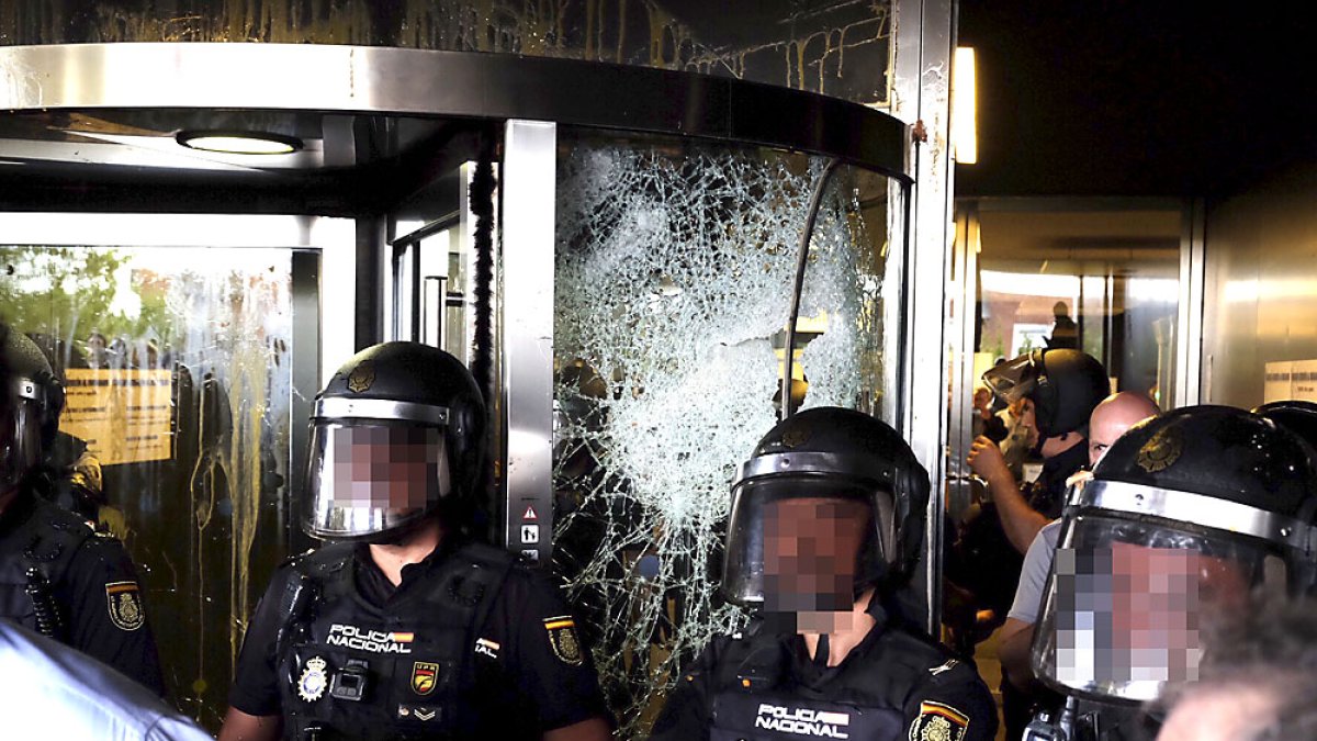 Efectivos de la Policía Nacional bloquean el acceso a la Delegación de la Junta en Salamanca durante la concentración de este lunes. ICAL