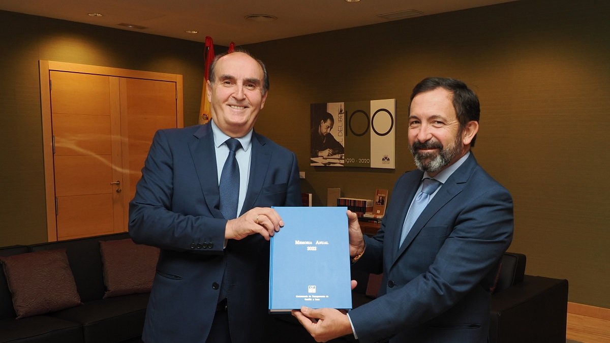 El Comisionado de Transparencia, que ejerce el Procurador de Común, Tomás Quintana, entrega la Memoria del Comisionado de Transparencia de Castilla y León. -ICAL