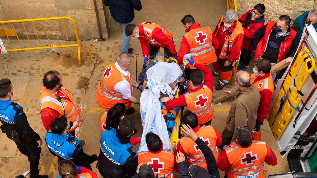 Las asistencias sanitarias atienden al hombre corneado en Ciudad Rodrigo en Salamanca. ICAL