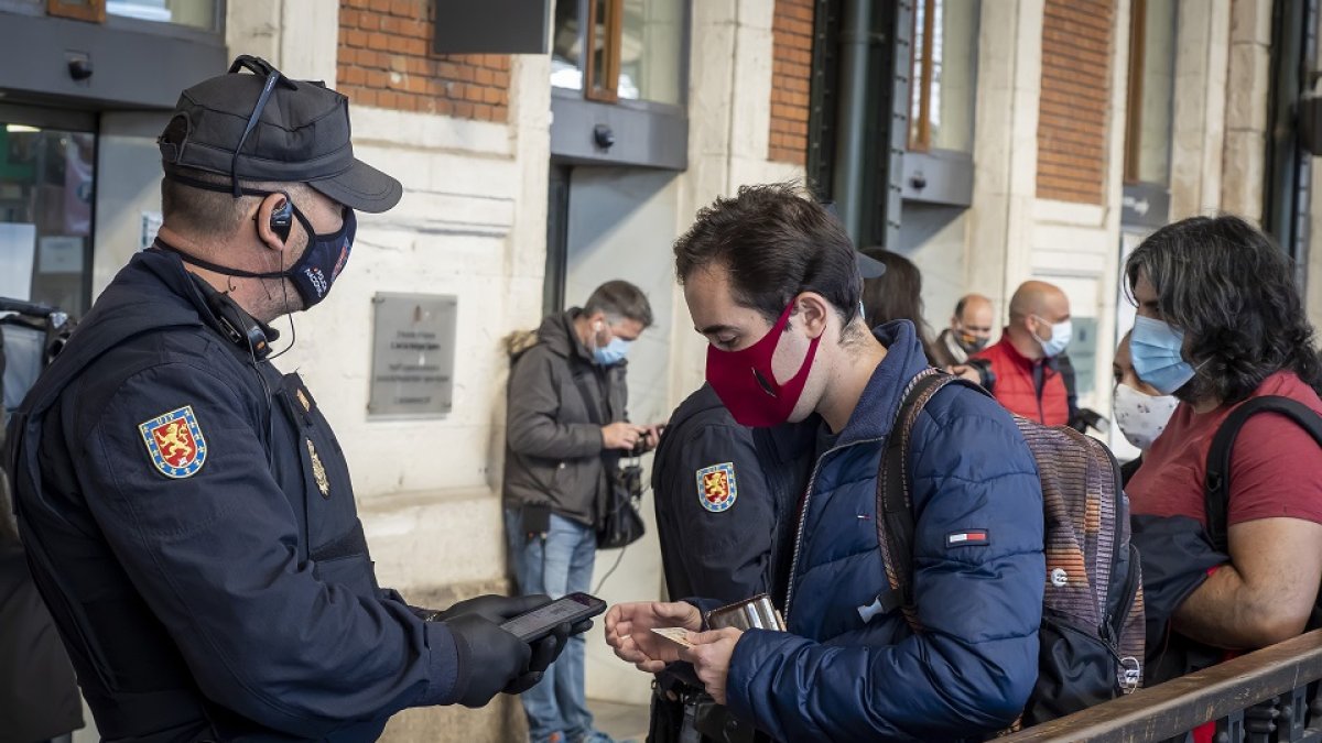 Controles de la Policía Nacional de la salida y llegada del AVE a Madrid. - PHOTOGENIC/MIGUEL ÁNGEL SANTOS