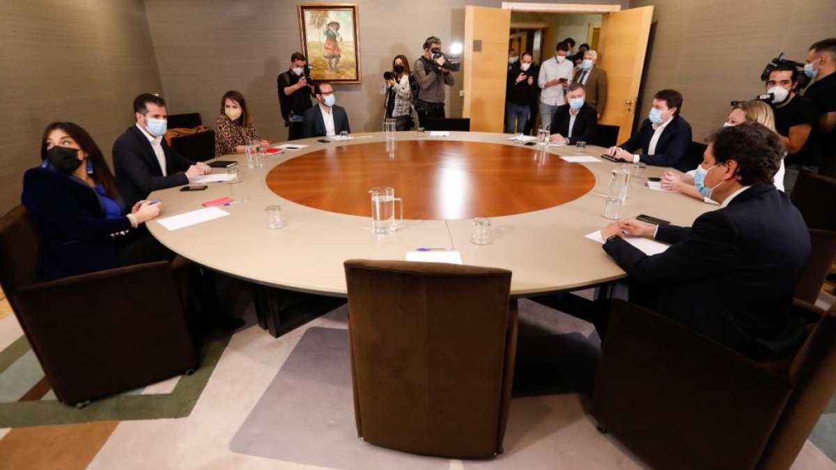 Un momento de la reunión entre PP y PSOE, Alfonso Fernández Mañueco y Luis Tudanca. J. M. LOSTAU