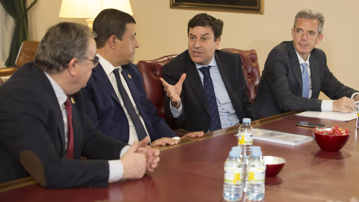 Carlos Fernández Carriedo, durante su reunión con el equipo de la Diputación de Ávila. | ICAL