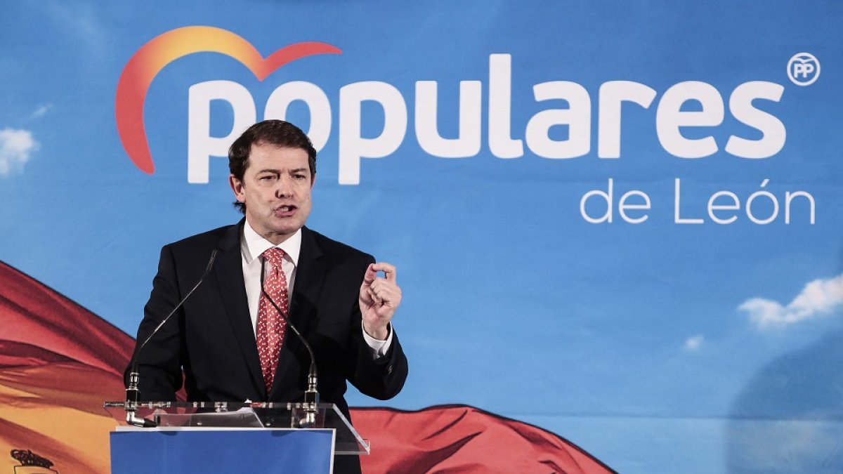 El presidente del PP de Castilla y León y candidato a la reelección, Alfonso Fernández Mañueco, presenta su candidatura a los afiliados leoneses. -ICAL