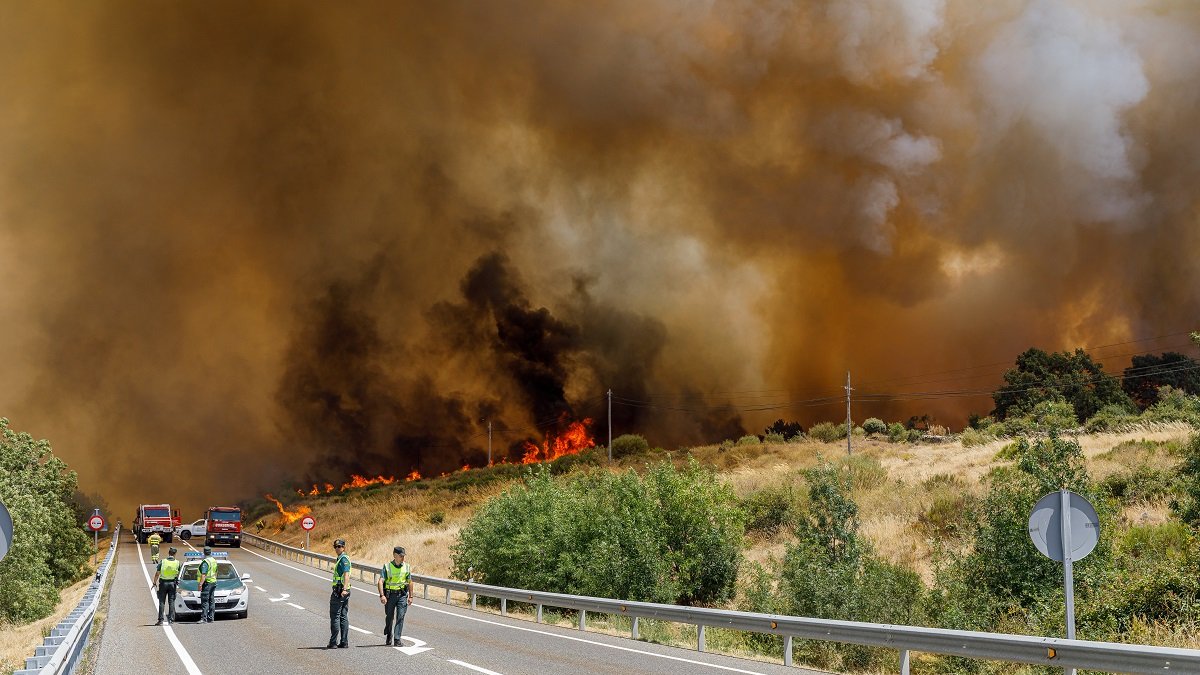 Efectivos de los bomberos de Segovia, de la Junta de Castilla y León y Protección Civil trabajan en la extinción del incendio en la Nacional-110.- ICAL