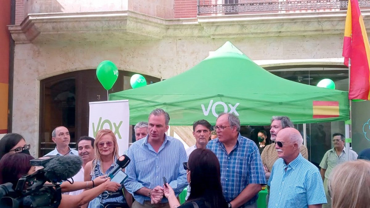 El secretario general de VOX, Ortega Smith, y otros doce diputados nacionales visitan la provincia Zamora, Benavente y Puebla de Sanabria. - ICAL
